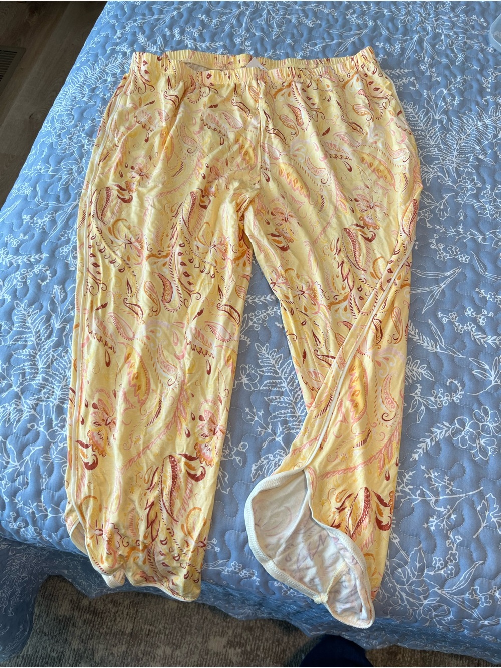PJ set. - Picture 2 of 7